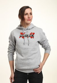 Szary hoodie z pikselowym logo "Minecraft" oraz czerwonymi sercami. Tkanina jest miękka i fakturowana; zawiera kieszeń kangurzą i sznurki do ściągania.