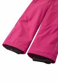Fioletowe wodoodporne spodnie snow zaopatrzone w elastyczne mankiety, odblaskowe akcenty i gładką fakturę. Dopasowane do ciepła i mobilności.