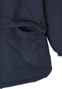 Marineblaues isoliertes Jackett mit strukturierter Oberfläche, seitlicher Tasche, elastischen Bündchen und Reißverschluss auf der Vorderseite.