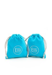 Turkis farvede snoreposer lavet af blødt stof, med broderet hvidt "Elli" logo og sølvfarvede snore. To poser vist sammen.