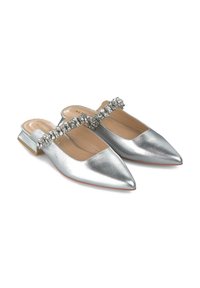 Scarpe slingback argentate con punta affilata e tacco piatto, dotate di una fascia decorativa di strass sull'arco del piede. Texture metallica liscia.