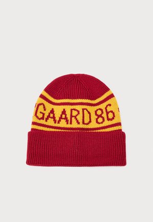 Beanie lavorato a maglia rossa con strisce gialle e motivo "GAARD 86". Presenta un risvolto e una finitura lavorata a maglia testurizzata.