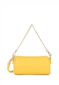 Sac à main en cuir jaune, de forme rectangulaire, finition texturée, avec une anse en chaîne dorée et une fermeture éclair sur le dessus. Présente un logo de marque sur le devant.