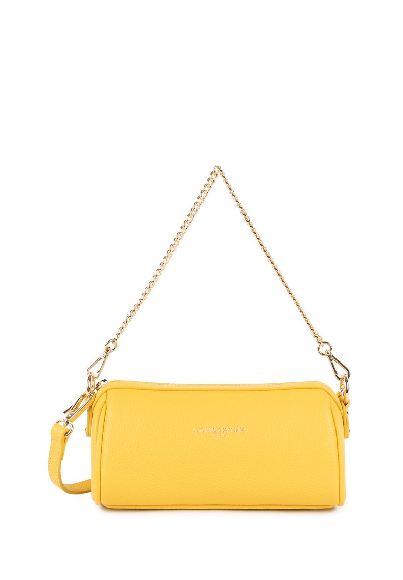Sac à main en cuir jaune, de forme rectangulaire, finition texturée, avec une anse en chaîne dorée et une fermeture éclair sur le dessus. Présente un logo de marque sur le devant.