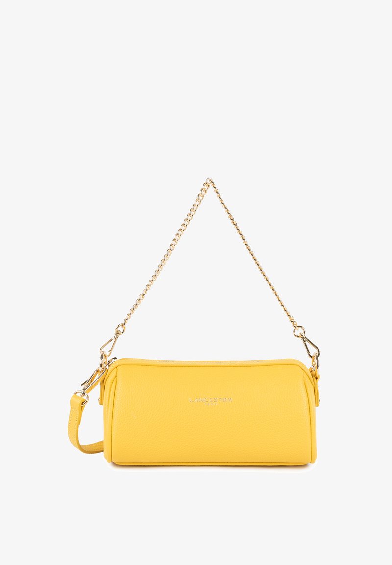 Sac à main en cuir jaune, de forme rectangulaire, finition texturée, avec une anse en chaîne dorée et une fermeture éclair sur le dessus. Présente un logo de marque sur le devant.