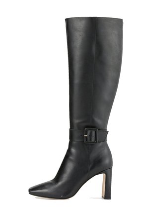 Botte noire en cuir hauteur genou avec un bout pointu, un talon bloc et une sangle décorative avec une boucle carrée autour de la cheville.