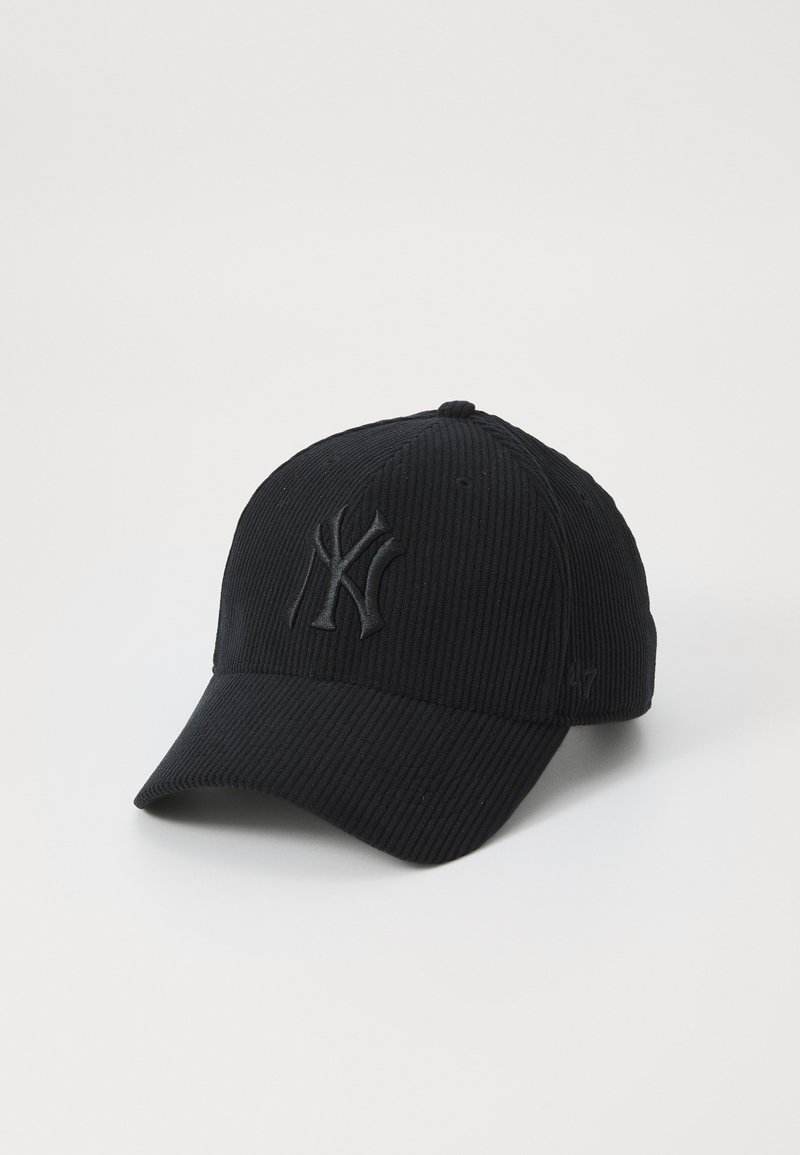 Zwarte corduroy baseballcap met een verhoogd zwart geborduurd NY-logo aan de voorkant en een ander logo aan de zijkant, met een gebogen klep.