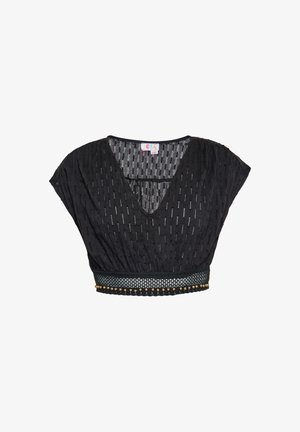 Schwarzes Crop-Top mit V-Ausschnitt, strukturiertem Stoff, kurzen Ärmeln und einer dekorativen beaded Borte am Saum. Mit einem gemusterten Overlay verziert.