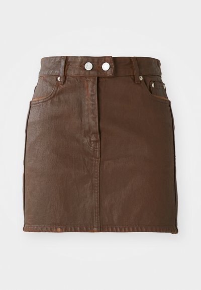 Brun denim mini-skjorte med høj talje, to frontlommer, sølvknapdetaljer og en glat tekstur.