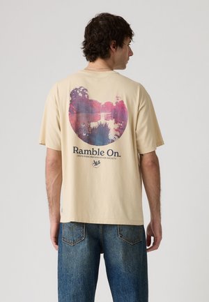 Levi's®, VINTAGE FIT GRAPHIC TEE - Camiseta estampada - botanical 2 castle wall