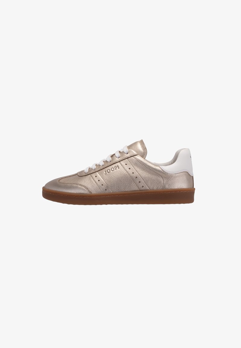 Sneaker uomo low-top in pelle metallica bronzo con lacci bianchi, linguetta posteriore bianca e suola in gomma marrone, nome del marchio sul pannello laterale.