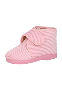 Zapatilla de tela rosa con textura de rayas verticales, punta redondeada y correa ajustable de Velcro. Cuenta con una suela de goma rosa sólida.