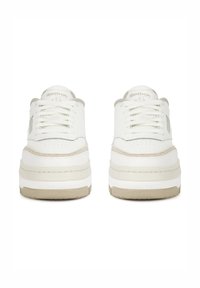 Fehér sportcipők textúrált hálós és velúr részletekkel, megerősített orr, kerek fűzők és vastag bézs gumi talp. Márkajelzés a nyelvén.