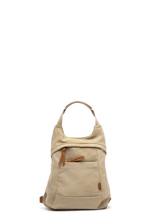 Sac à dos en toile beige avec poche avant zippée, tirettes en cuir, une poignée supérieure et des bretelles réglables sur fond blanc.