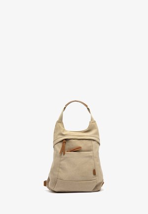 Sac à dos en toile beige avec poche avant zippée, tirettes en cuir, une poignée supérieure et des bretelles réglables sur fond blanc.