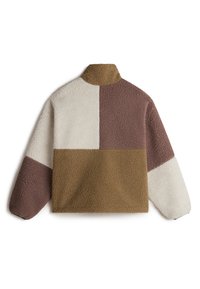 Fleece pullover i et patchworkdesign med brune, beige og cremefarvede sektioner. Høj krave, oversized pasform og struktureret stof.