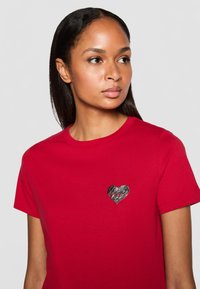 BOSS LOGO CRYSTAL - T-shirts - red