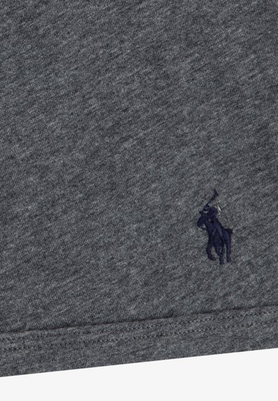 Camiseta de algodón gris con una tela sutil y texturizada, y un pequeño logo bordado en color marino de un caballo en la parte inferior izquierda.