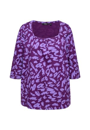 Lila Oberteil mit drei Viertelärmeln und einem quadratischen Ausschnitt. Es hat ein kräftiges, abstraktes, helllila Muster auf einem dunkleren lila Hintergrund.