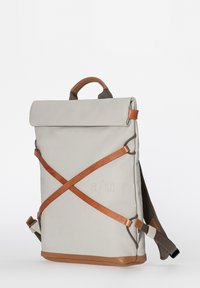 Hellgrauer Rolltop-Rucksack mit braunen Lederelementen und einem Design für Umhängeriemen. Verfügt über einen oberen Griff und Mesh-Schultergurte.