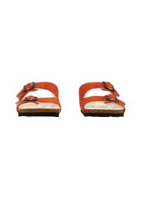 Sandales en daim rouge avec deux boucles réglables, design à bout ouvert, semelle rembourrée et semelle en caoutchouc noir texturé.