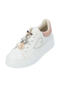 Baskets blanches en cuir avec une surface texturée, accent de talon rose et ornements décoratifs en métal en forme d'abeille en argent, or et noir.
