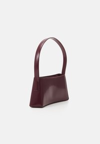 Calvin Klein REFINED SCULPT BAG SHINY - Geantă de mână - oxblood
