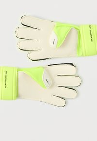 Målvaktshandskar med en vit latexhandflata och en livfull grön mudd. Inkluderar svarta accenter och förstärkta kanter för hållbarhet.