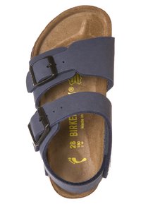 Sandalo Birkenstock blu navy con due cinturini regolabili e fibbie nere. Plantare morbido con intersuola in sughero e suola testurizzata.