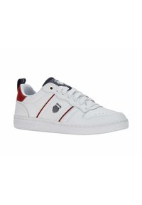 Zapatillas blancas con parte superior de cuero, acentos en rojo y azul marino, cordones planos, puntera perforada y suela de goma. Logo en el lado y el talón.