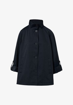 Granatowa wodoodporna kurtka z wysokim kołnierzem, zapięciem na guziki z przodu, dwoma bocznymi kieszeniami i wzorzystymi mankietami. Posiada rękawy raglanowe.