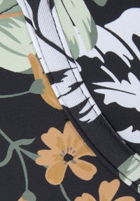 Bloemenprintstof met zwarte achtergrond, voorzien van groene bladeren en oranje bloemen. Randen hebben een witte elastische bies. Soepele textuur.