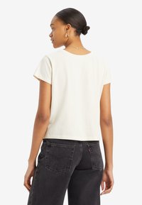 Levi's® GRAPHIC BOXY - T-shirts med print - white swan