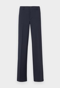 Pantalon habillé bleu marine sur mesure avec fermeture devant par bouton et fermeture éclair, passants pour ceinture et plis repassés sur un fond clair uni.