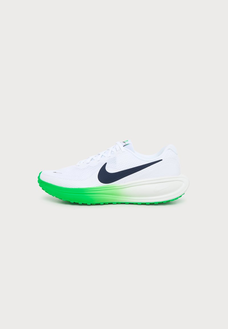 Λευκό αθλητικό παπούτσι Nike με μαύρο λογότυπο Swoosh και πράσινη σόλα με διαβάθμιση σε απλό ανοιχτό φόντο.