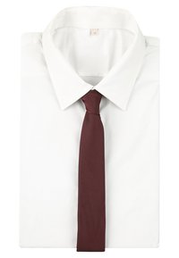 Camicia bianca con colletto a punta e cravatta bordeaux unita, con una texture liscia e linee di piega ben definite. Etichetta della taglia visibile.
