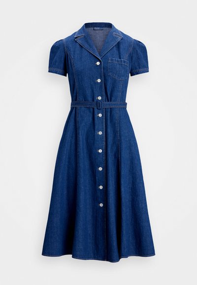 Τζην φόρεμα με κοντά φουσκωτά μανίκια, γιακά, κουμπάκια μπροστά και ζώνη στη μέση. Διαθέτει μία ενιαία τσέπη στο στήθος και φουσκωτό φούστα.