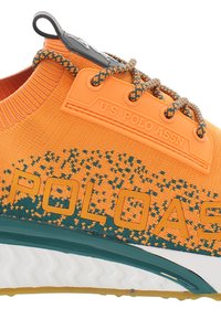 Oranssi neuleurheilusandaali, jossa on teksturoitu päällinen, vihreä pohja ja "POLO ASSN" työstetty sivulle sekä kirjavat nauhat.