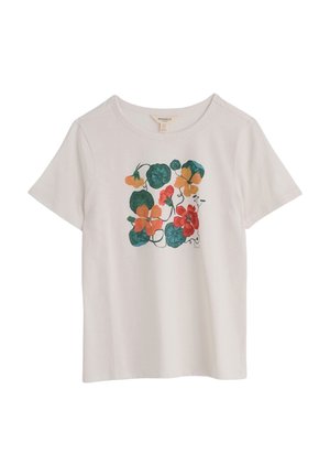 Camiseta blanca de manga corta con cuello redondo y un estampado floral colorido con flores naranjas y rojas y hojas verdes en la parte delantera.