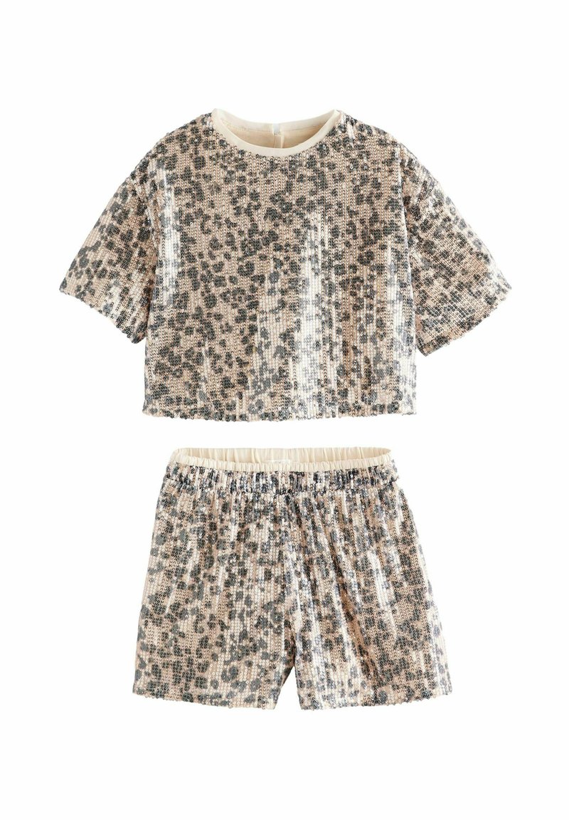 Kort sæt bestående af en cropped top og shorts, lavet af struktureret, prikket stof i beige med sorte leopardpletter.