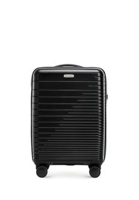 Valise noire rigide avec motif en relief, double roulettes, poignée rétractable et petite plaque avec logo. Texture lisse et brillante.