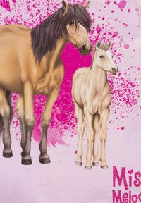 Illustrazione di un cavallo marrone con criniera scura accanto a un puledro crema, entrambi su uno sfondo rosa con accenti di spruzzi, caratterizzati da testo luccicante.