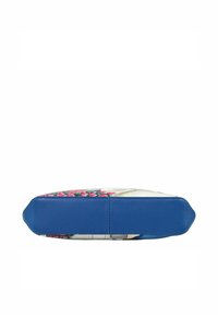 Eine rechteckige Handtasche mit einem blauen strukturierten Boden und einem Blumenmuster auf der Oberseite. Aus glattem Leder mit Naht-Details.