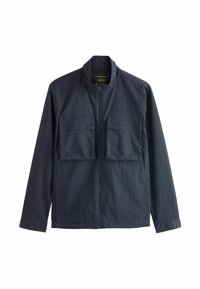 Giacca leggera di un blu scuro con zip frontale e due grandi tasche sul petto con patta, mostrata su uno sfondo bianco.