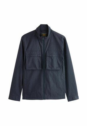 Mørkeblå letvægtsjakke med frontlynlås og to store brystlommer med klapper, vist på en hvid baggrund.