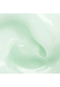 Lys myntegrønn krem med en jevn, glansfull tekstur og myke svinger, som viser en litt gjennomskinnelig kvalitet. Ingen synlige partikler eller utsmykninger.