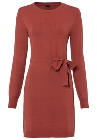 Abito a maglia color ruggine con maniche lunghe, scollatura rotonda e dettaglio della cintura legata in vita. Polsini e orlo a coste. Tessuto morbido.