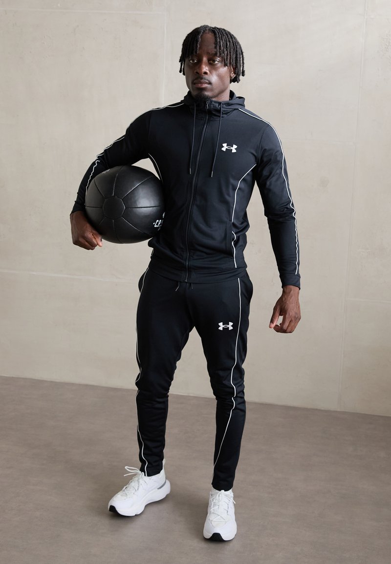 Under Armour - TRACKSUIT - Tuta - black/white, Ingrandire