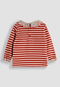 Gestreiftes Langarmhemd in Rot und Creme, mit einem floral geschwungenen Kragen und dekorativen floralen Akzenten an den Ärmeln. Drei Knopfverschluss auf der Rückseite.