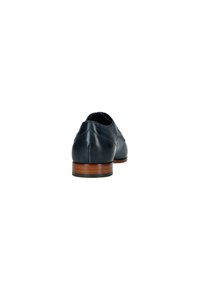 Chaussure en cuir marine avec un design texturé, bout rond et semelle en bois brun. Présente des coutures élégantes et une finition lisse.